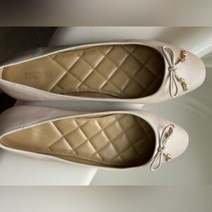 *Fits like a 10* Michael Kors Cream Flats with Bow Detail